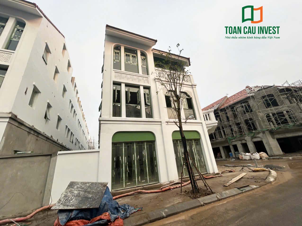Hình ảnh nhôm kính thi công tại Sun Urban Hà Nam – góc nhìn dãy nhà phố với hệ cửa nhôm kính đồng bộ toàn tuyến.