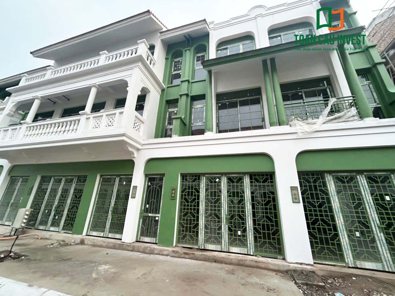 Hình ảnh nhôm kính thi công tại Sun Urban Hà Nam – hệ cửa nhôm kính được lắp đặt hoàn thiện cho khu nhà phố thương mại.