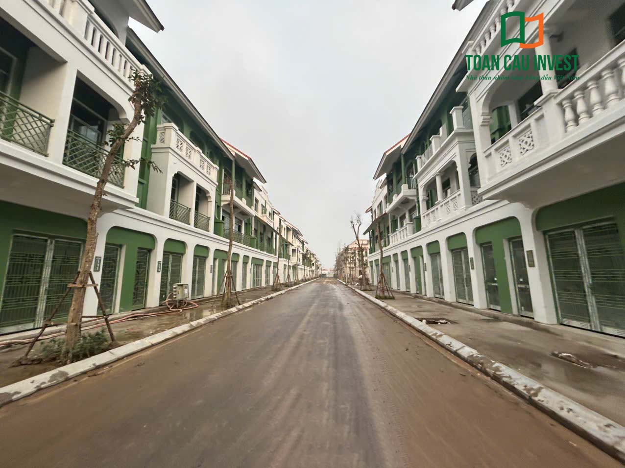 Hình ảnh nhôm kính thi công tại Sun Urban Hà Nam – mặt đứng công trình với cửa nhôm kính kích thước lớn tại tầng trệt.