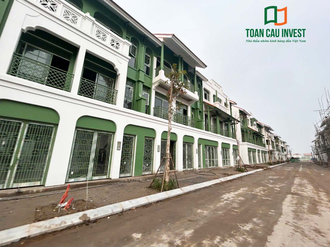 Hình ảnh nhôm kính thi công tại Sun Urban Hà Nam – dãy shophouse với hệ cửa nhôm kính khung nhôm màu xanh đồng bộ kiến trúc.