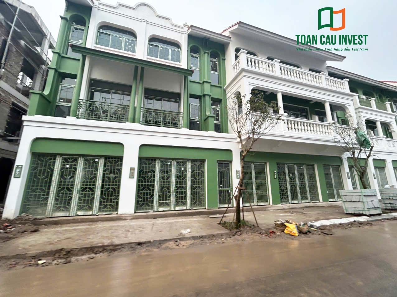 Hình ảnh nhôm kính thi công tại Sun Urban Hà Nam – góc nhìn toàn tuyến phố thể hiện hệ cửa nhôm kính của dự án Sun Urban.