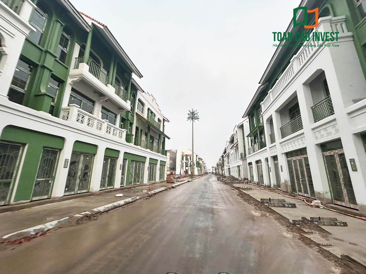 Hình ảnh nhôm kính thi công tại Sun Urban Hà Nam – tuyến phố thương mại với các căn shophouse lắp đặt hệ cửa nhôm kính đồng bộ.