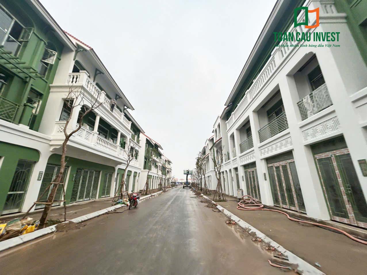 Hình ảnh nhôm kính thi công tại Sun Urban Hà Nam – chi tiết hệ cửa nhôm kính và lan can ban công tại công trình.