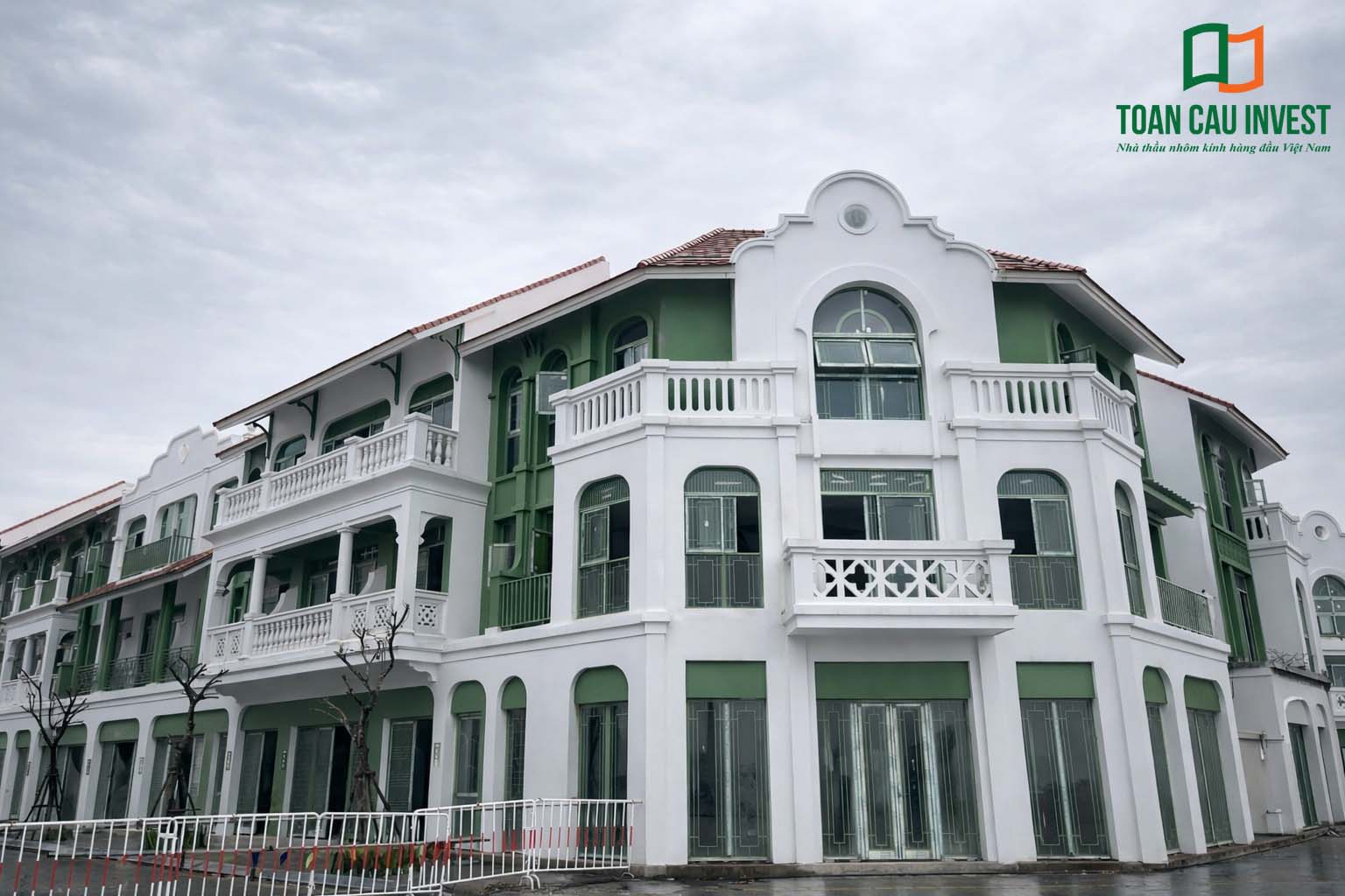 Hình ảnh nhôm kính thi công tại Sun Urban Hà Nam – hệ cửa nhôm kính đang được lắp đặt cho các căn shophouse.