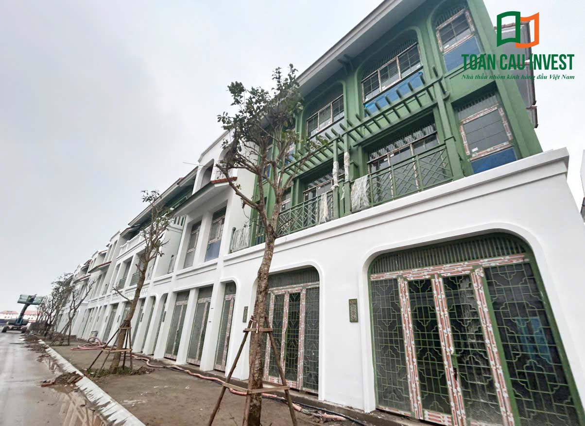 Hình ảnh nhôm kính thi công tại Sun Urban Hà Nam – dãy shophouse hoàn thiện hệ cửa nhôm kính tại tầng 1 và cửa sổ tầng trên.