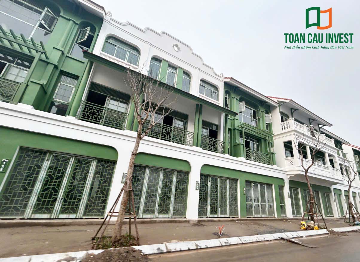 Hình ảnh nhôm kính thi công tại Sun Urban Hà Nam – góc nhìn cận cảnh mặt tiền công trình với hệ cửa nhôm kính lớn.