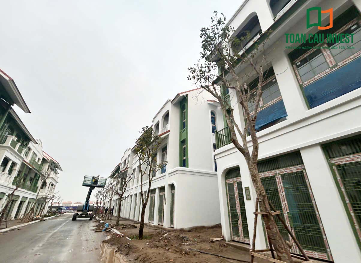 Hình ảnh nhôm kính thi công tại Sun Urban Hà Nam – toàn cảnh tuyến phố với hệ cửa nhôm kính lắp đặt đồng bộ hai bên.
