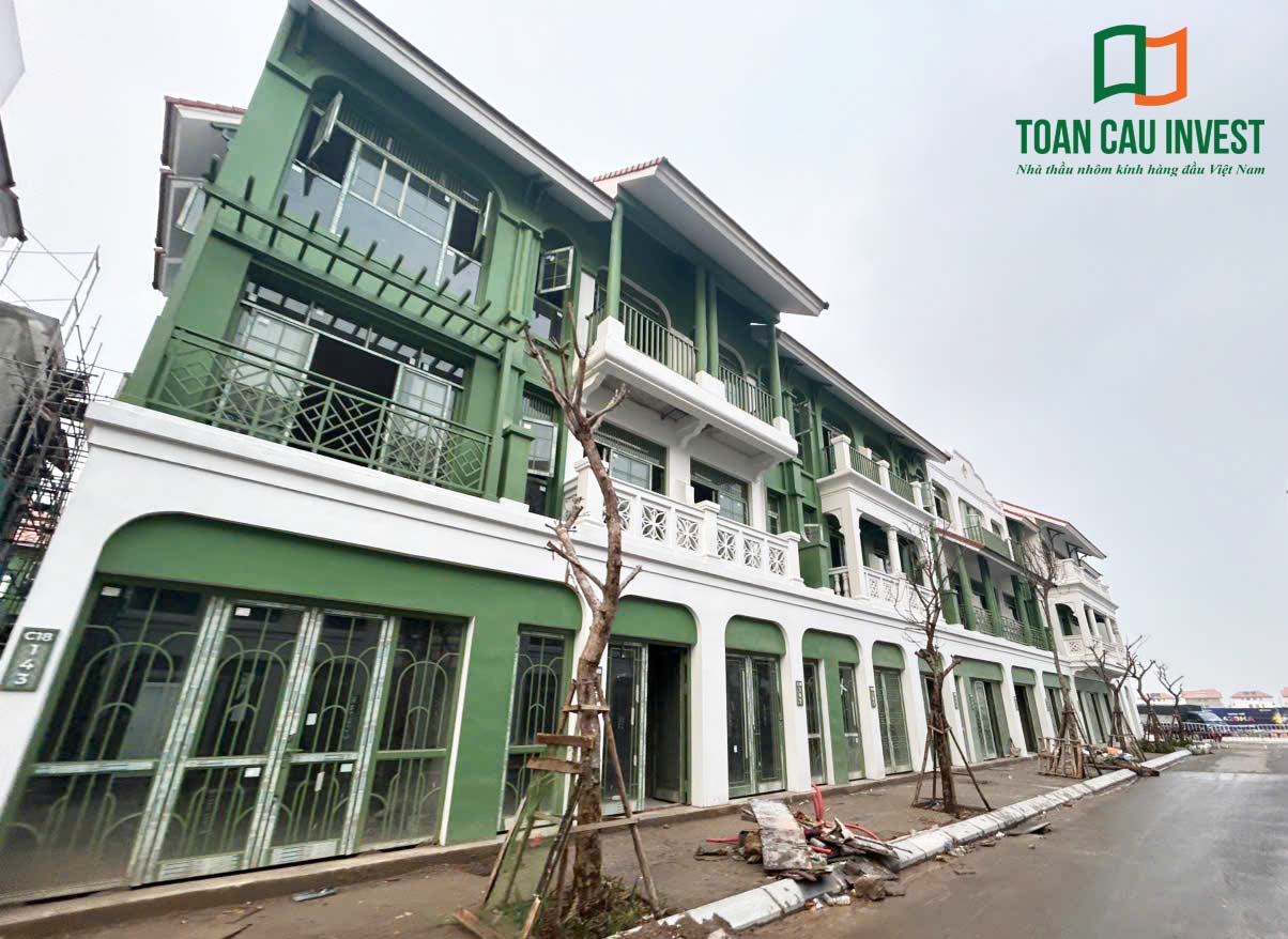 Hình ảnh nhôm kính thi công tại Sun Urban Hà Nam với dãy shophouse đồng bộ hệ cửa nhôm kính và lan can ban công.
