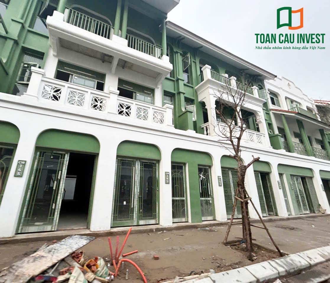 Hình ảnh nhôm kính thi công tại Sun Urban Hà Nam – hệ cửa nhôm kính tầng trệt đang trong giai đoạn hoàn thiện tại khu shophouse.