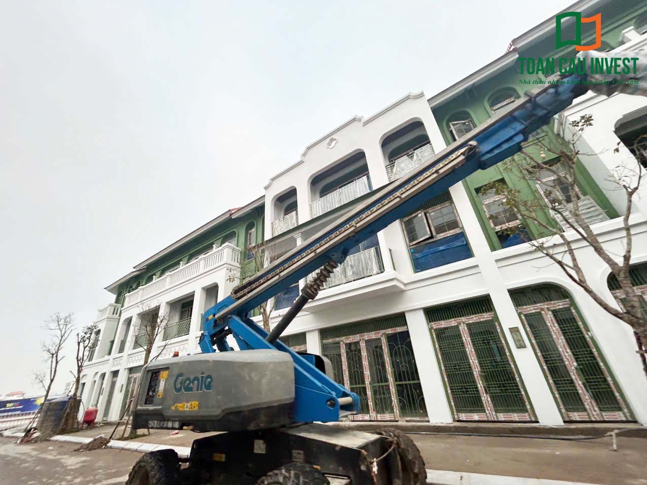 Hình ảnh nhôm kính thi công tại Sun Urban Hà Nam với góc nhìn nghiêng thể hiện hệ cửa nhôm kính và kiến trúc mặt đứng của dãy nhà phố thương mại.