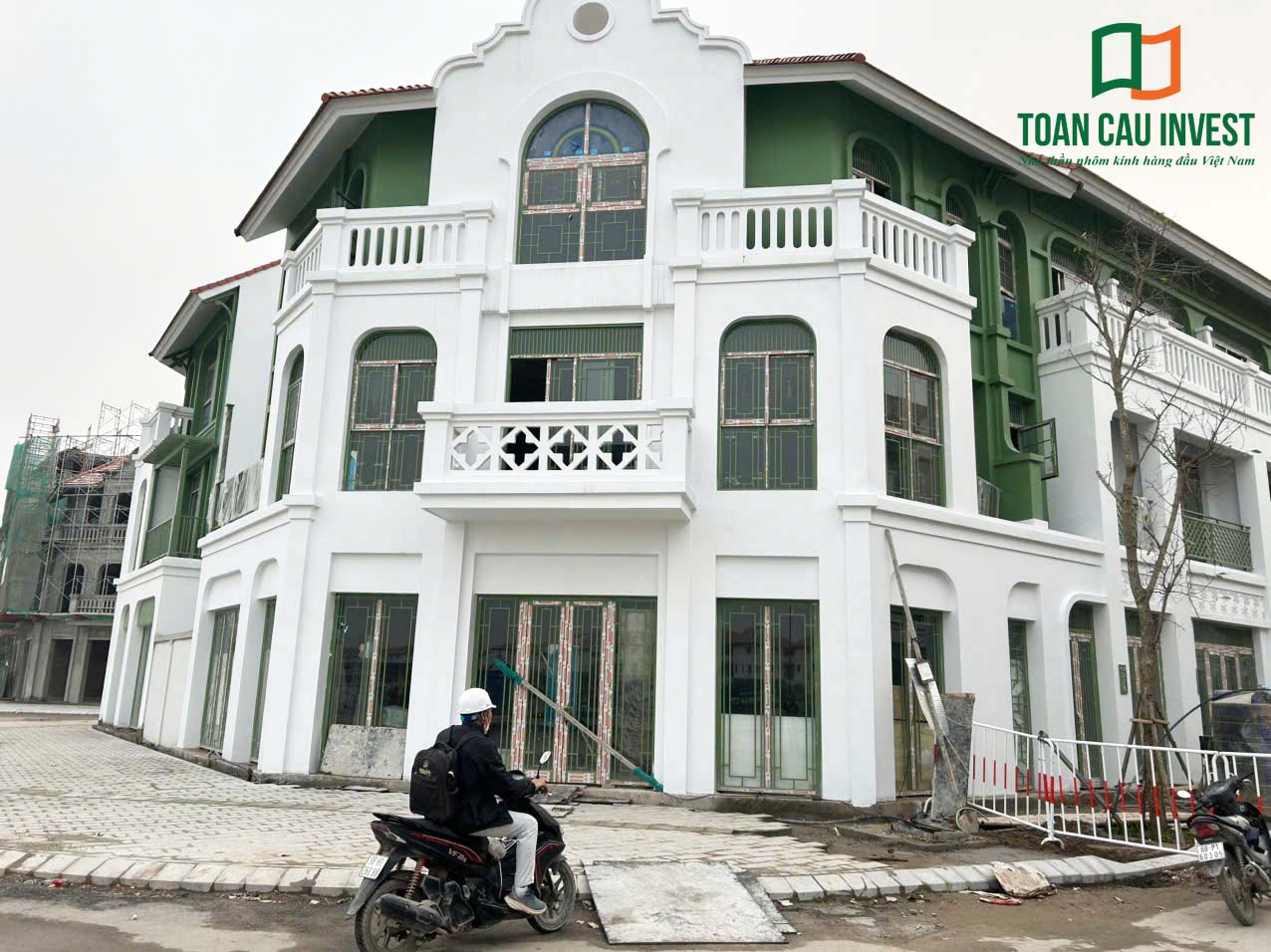 Hình ảnh nhôm kính thi công tại Sun Urban Hà Nam – chi tiết hệ cửa đi và lan can nhôm kính tại mặt tiền công trình.