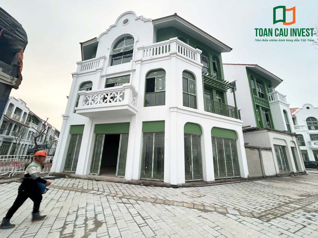 Hình ảnh nhôm kính thi công tại Sun Urban Hà Nam với hệ cửa nhôm kính lớn tại tầng 1 và cửa sổ nhôm kính tầng trên của dãy shophouse.