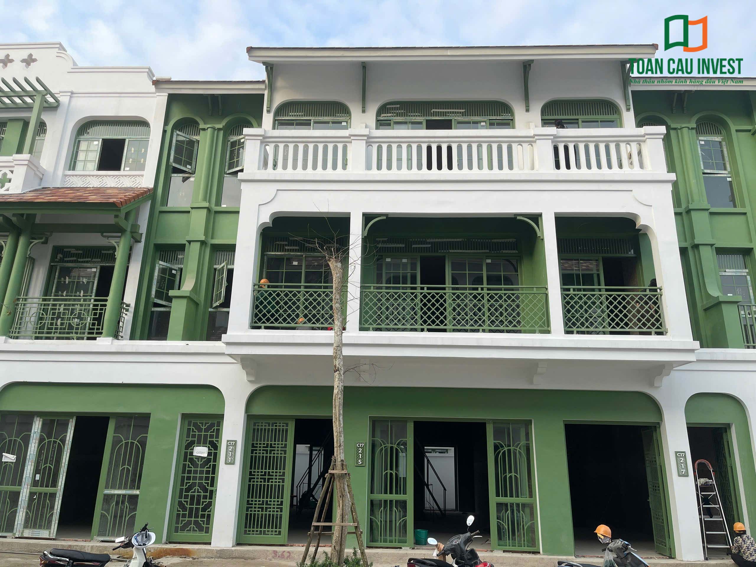 Hình ảnh nhôm kính thi công tại Sun Urban Hà Nam – cận cảnh hệ cửa nhôm kính tầng trệt của dãy nhà phố thương mại.