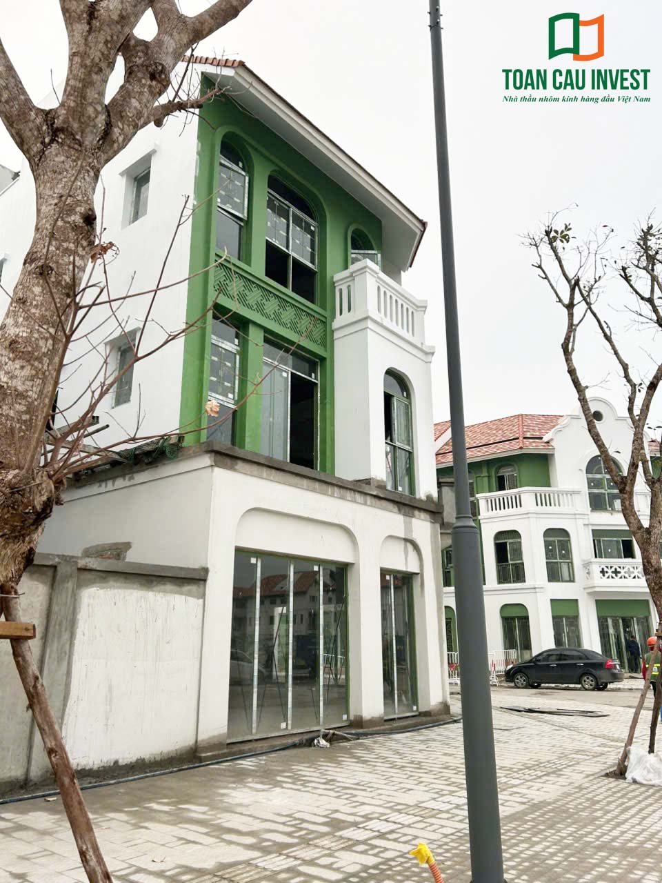 Hình ảnh nhôm kính thi công tại Sun Urban Hà Nam – tuyến phố nội khu với dãy shophouse lắp đặt cửa nhôm kính hai bên đường.