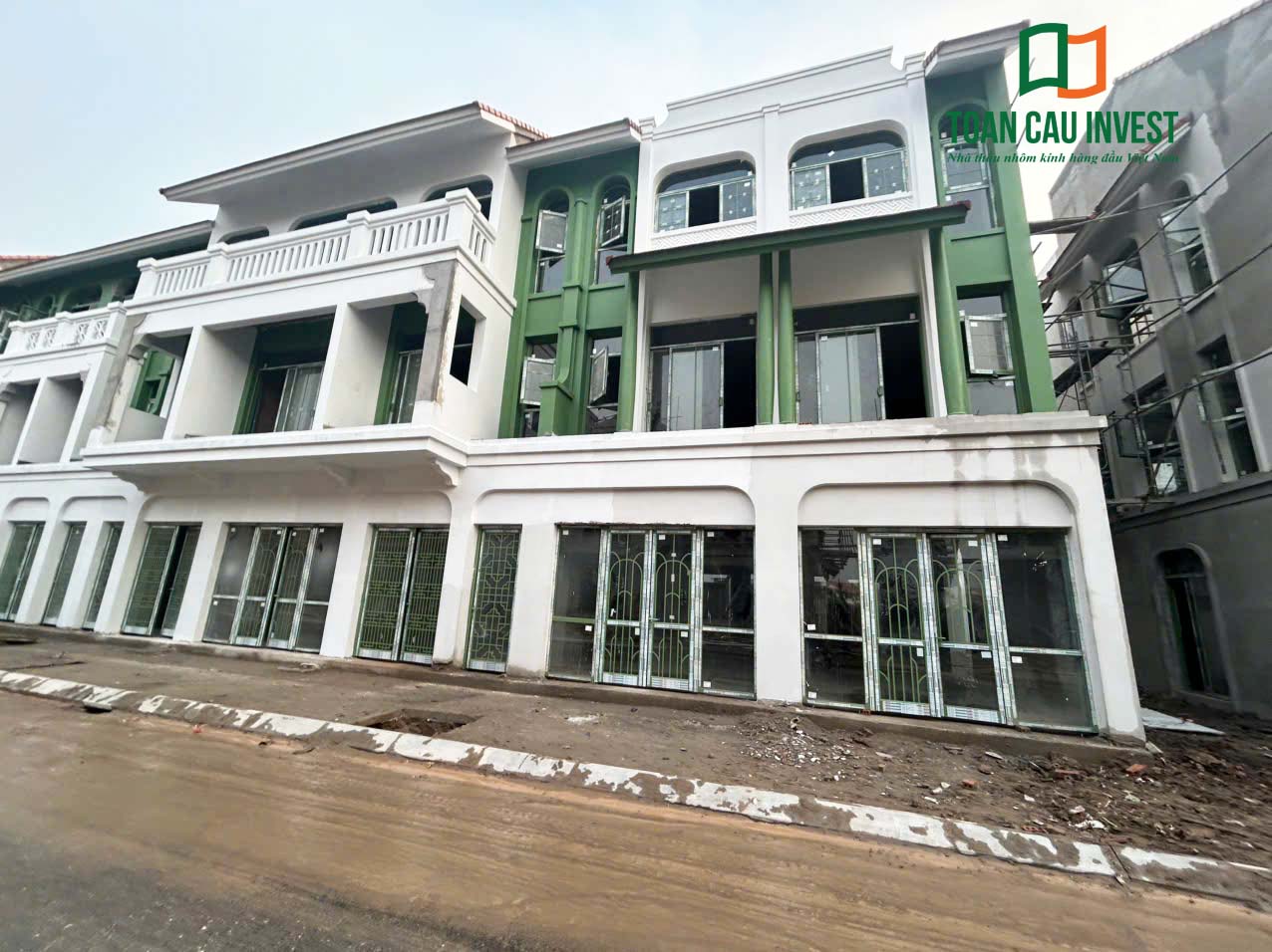 Hình ảnh nhôm kính thi công tại Sun Urban Hà Nam – góc nhìn tuyến phố với hệ cửa nhôm kính lắp đặt đồng bộ toàn khu.