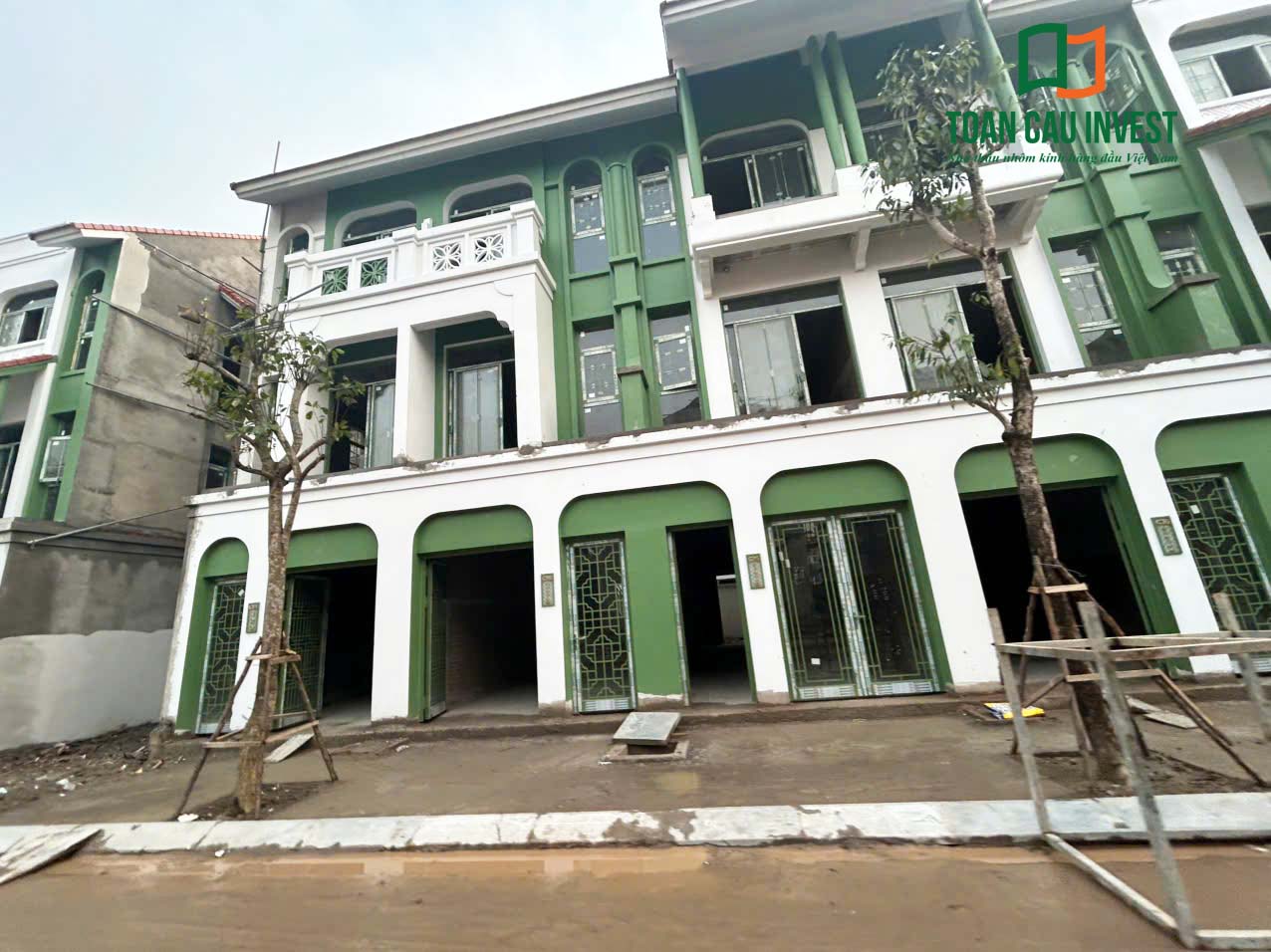 Hình ảnh nhôm kính thi công tại Sun Urban Hà Nam – chi tiết hệ cửa nhôm kính khung nhôm màu xanh tại mặt tiền shophouse.