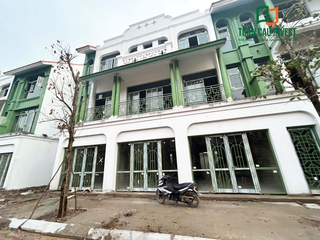 Hình ảnh nhôm kính thi công tại Sun Urban Hà Nam – dãy nhà phố với hệ cửa nhôm kính và lan can ban công đang hoàn thiện.