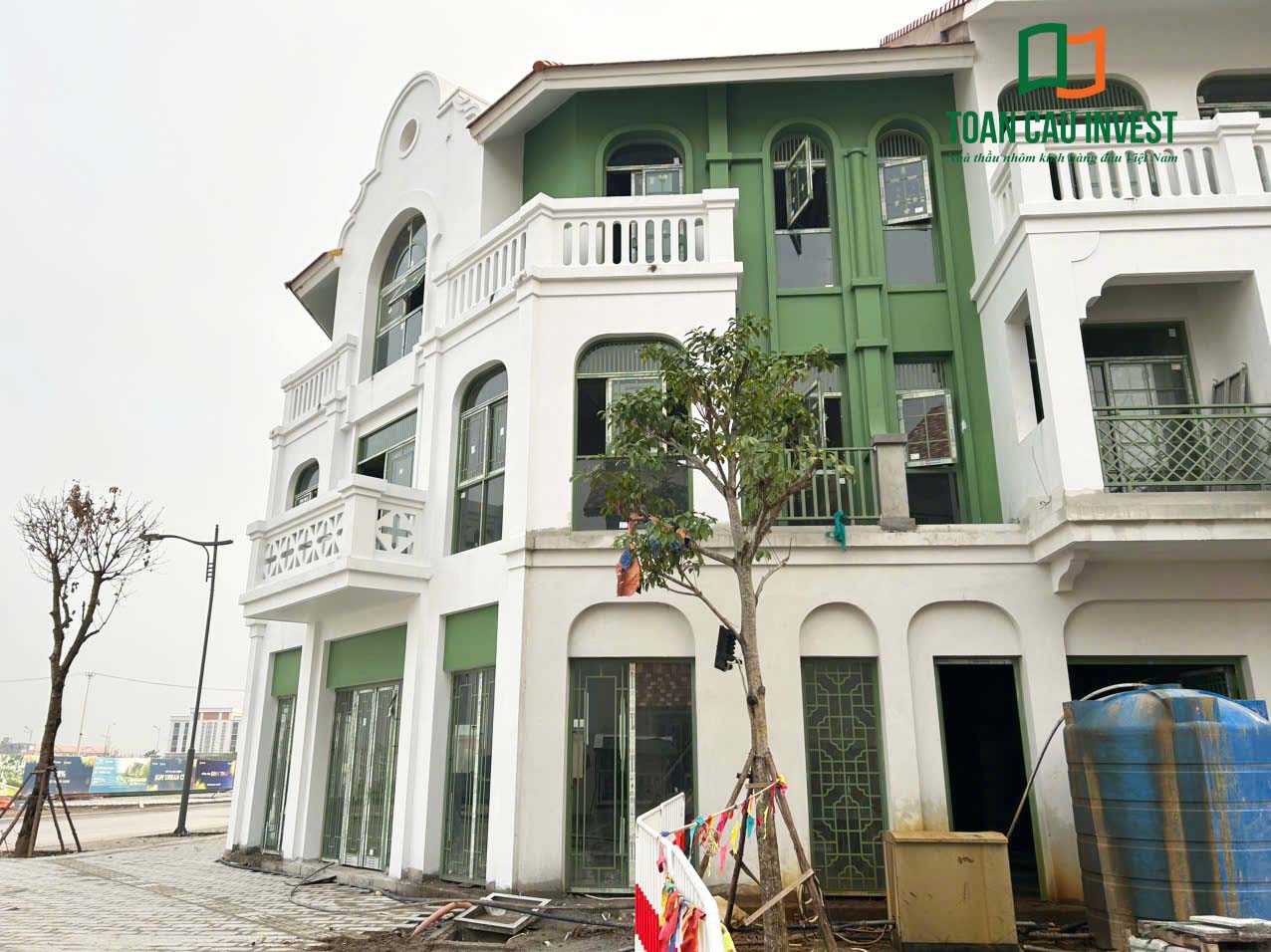 Hình ảnh nhôm kính thi công tại Sun Urban Hà Nam – toàn cảnh tuyến phố thương mại với hệ cửa nhôm kính đồng bộ hai bên.