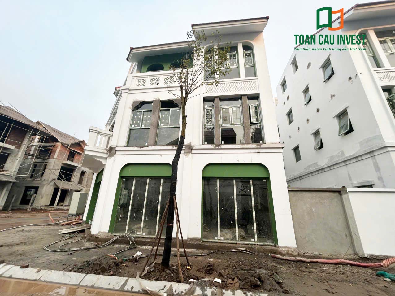 Hình ảnh nhôm kính thi công tại Sun Urban Hà Nam với dãy shophouse hoàn thiện hệ cửa nhôm kính tầng 1 và cửa sổ nhôm kính tầng trên.