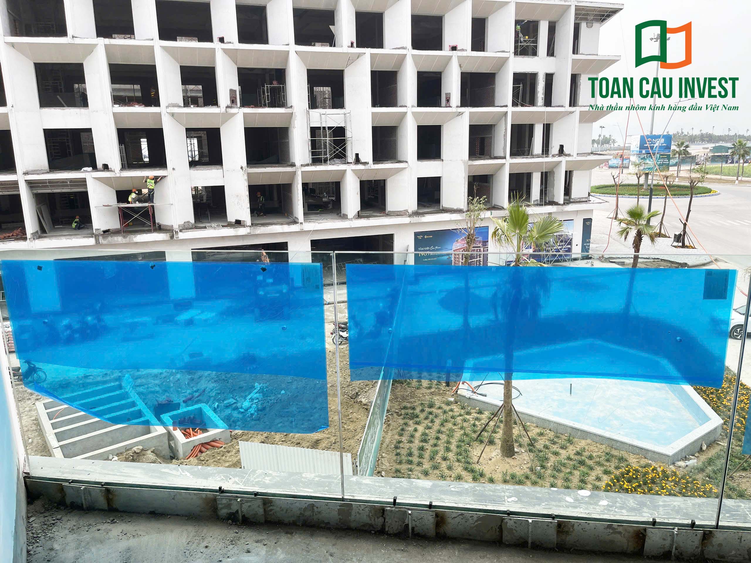 Hình ảnh nhôm kính thi công tại Sora Bay - Hạ Long với các block thương mại đang được bao che giàn giáo phục vụ thi công mặt dựng và hệ cửa nhôm kính.