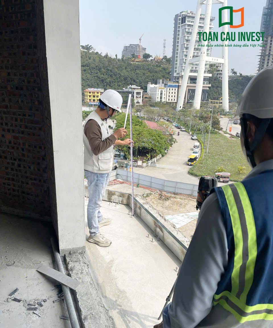 Hình ảnh nhôm kính thi công tại Sora Bay - Hạ Long ghi lại quá trình khảo sát thực tế trước khi lắp đặt hệ lan can kính và cửa nhôm kính cho công trình.