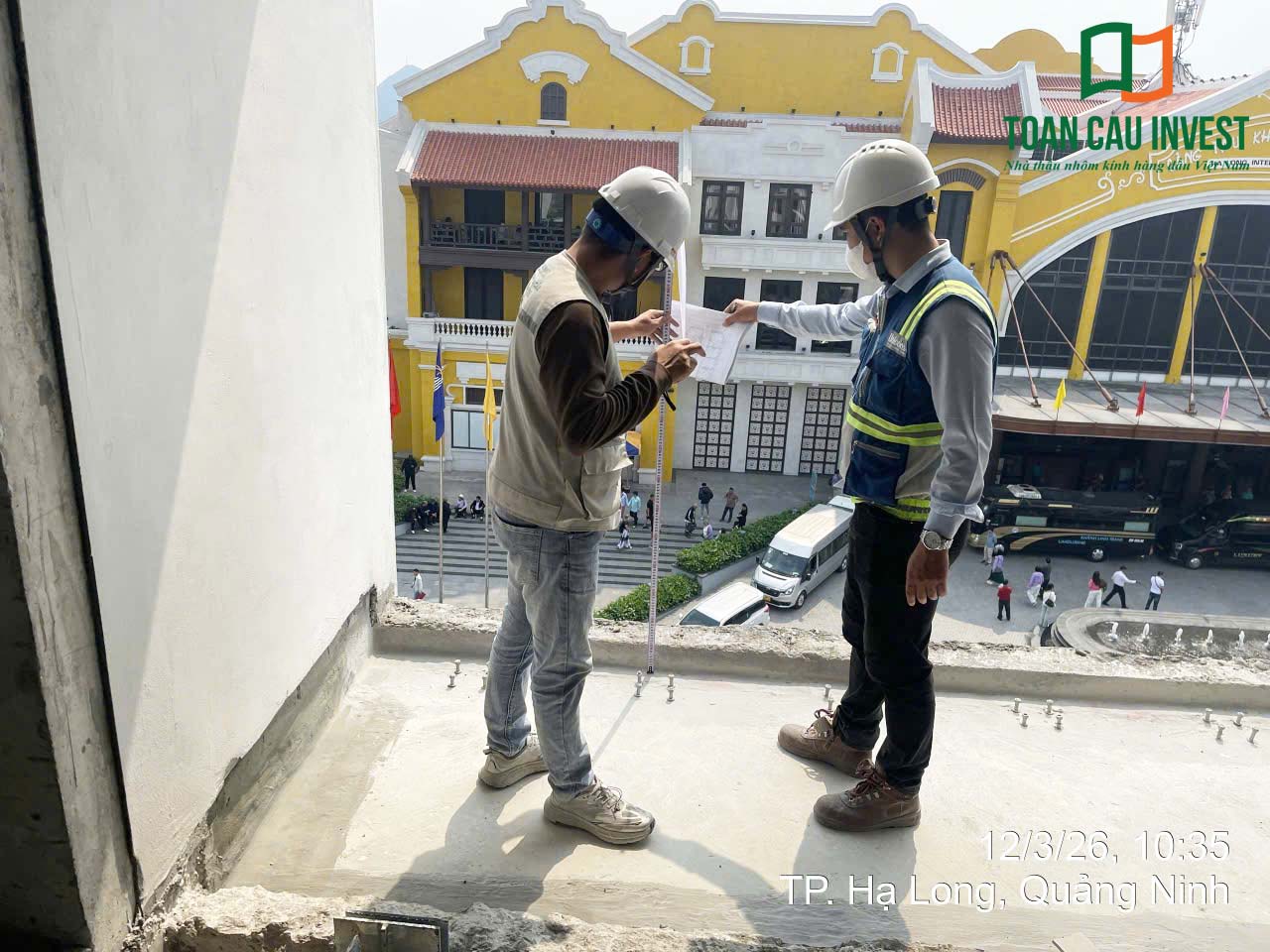 Hình ảnh nhôm kính thi công tại Sora Bay - Hạ Long khi kỹ sư Toàn Cầu Invest kiểm tra kích thước ô chờ phục vụ lắp đặt hệ cửa nhôm kính.