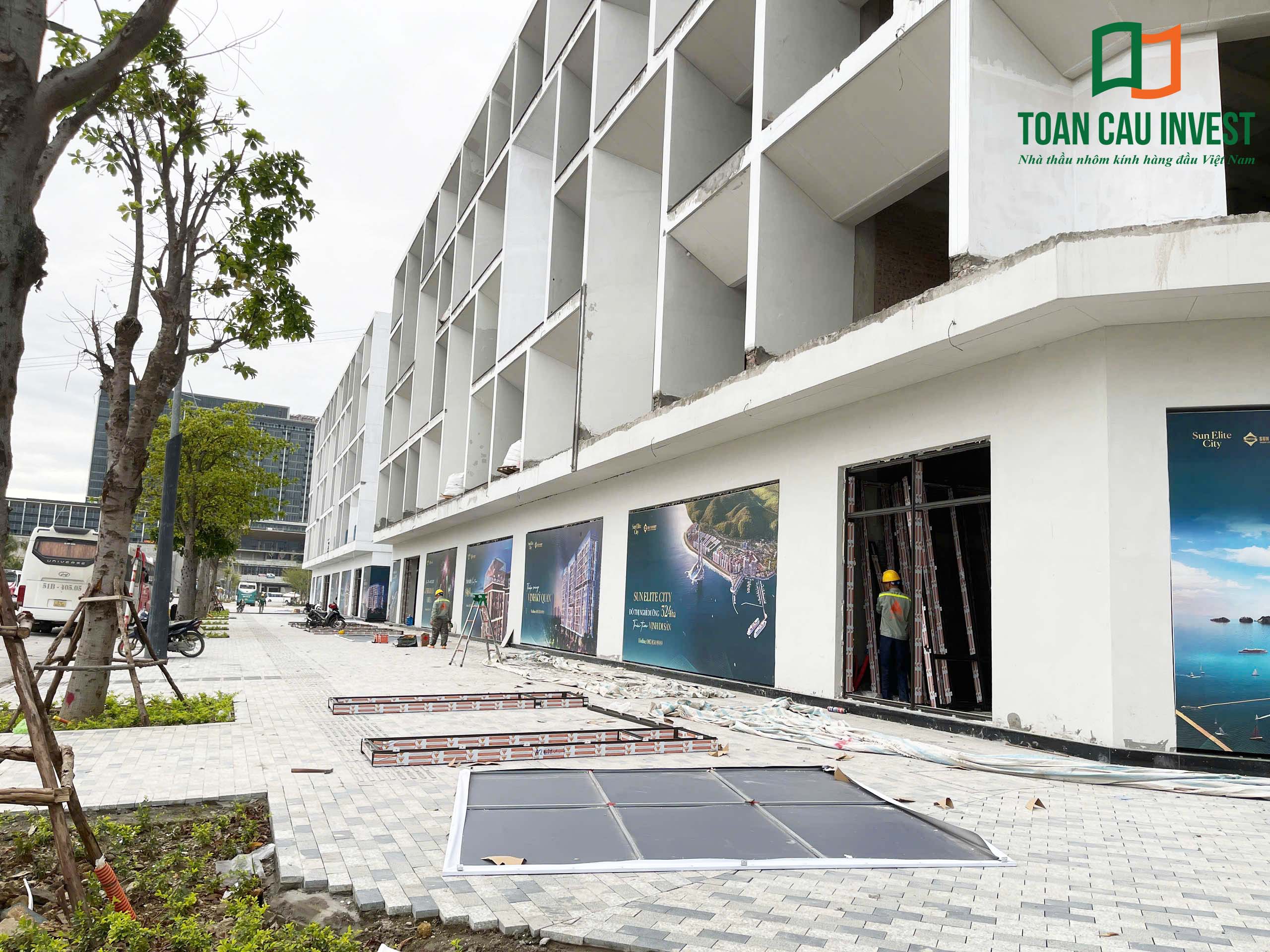 Hình ảnh nhôm kính thi công tại Sora Bay - Hạ Long, khu shophouse đang hoàn thiện mặt tiền và chuẩn bị lắp đặt hệ cửa nhôm kính tại tầng thương mại.