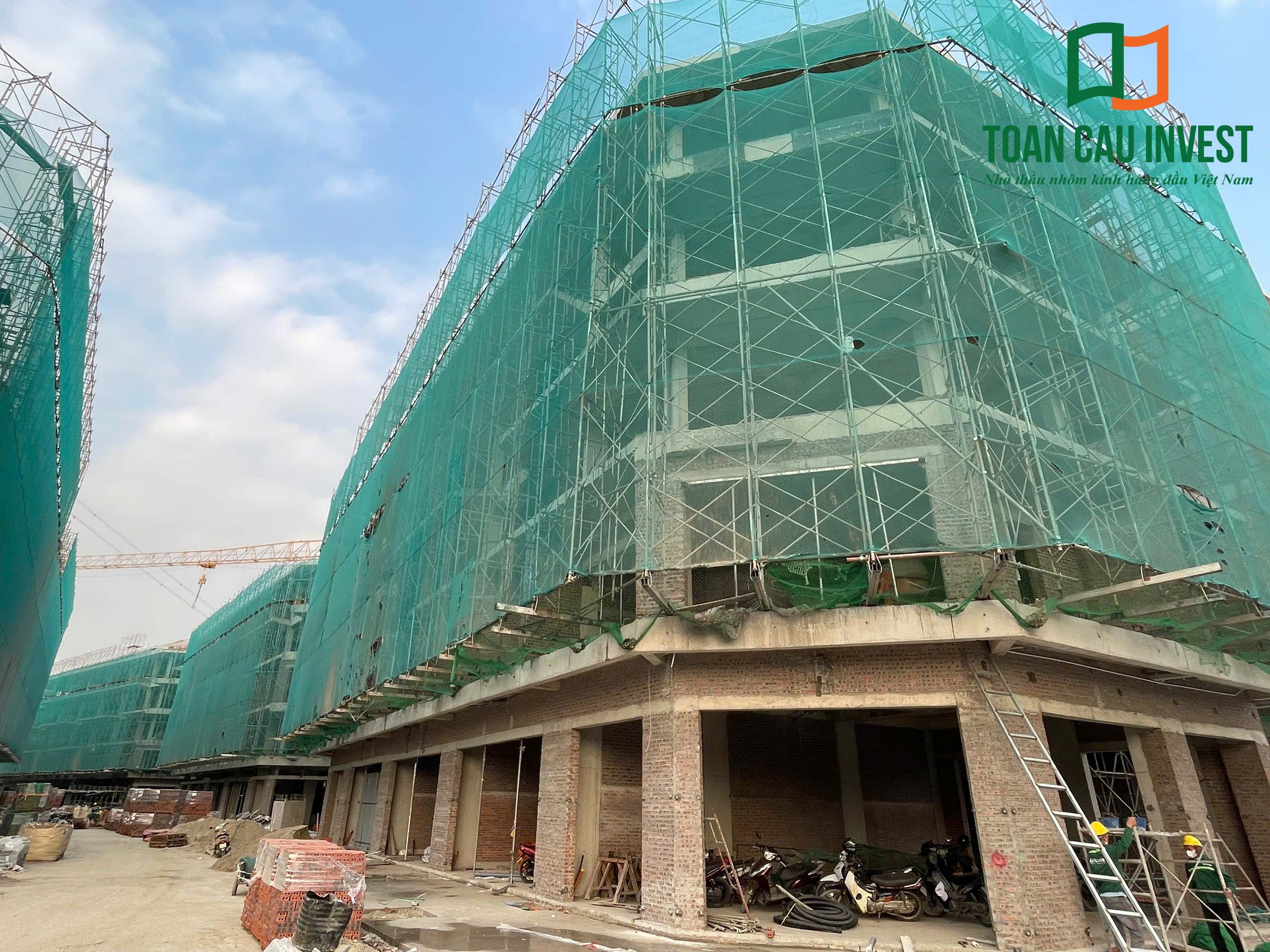 Hình ảnh nhôm kính thi công tại Sora Bay - Hạ Long với khối công trình đang dựng giàn giáo và lưới bảo vệ phục vụ thi công hệ vách nhôm kính mặt dựng.