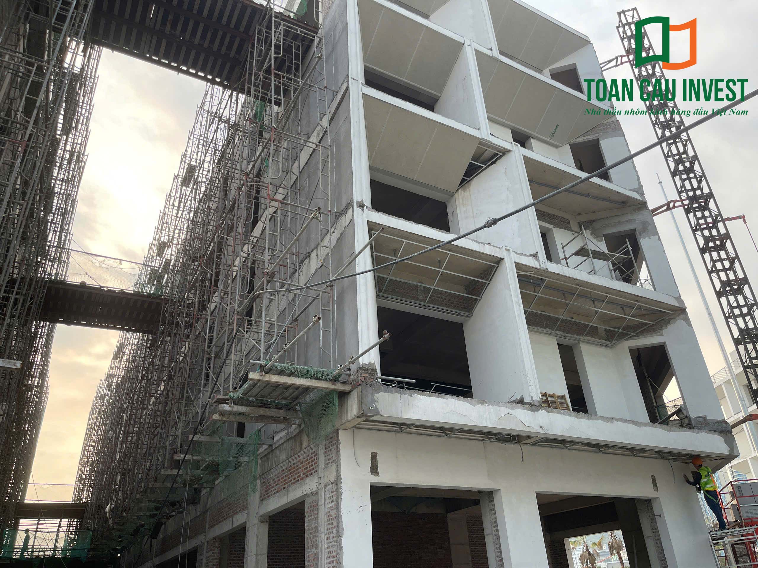 Hình ảnh nhôm kính thi công tại Sora Bay - Hạ Long, công trình đang hoàn thiện kết cấu và chuẩn bị thi công hệ cửa nhôm kính cho các ô mặt đứng.