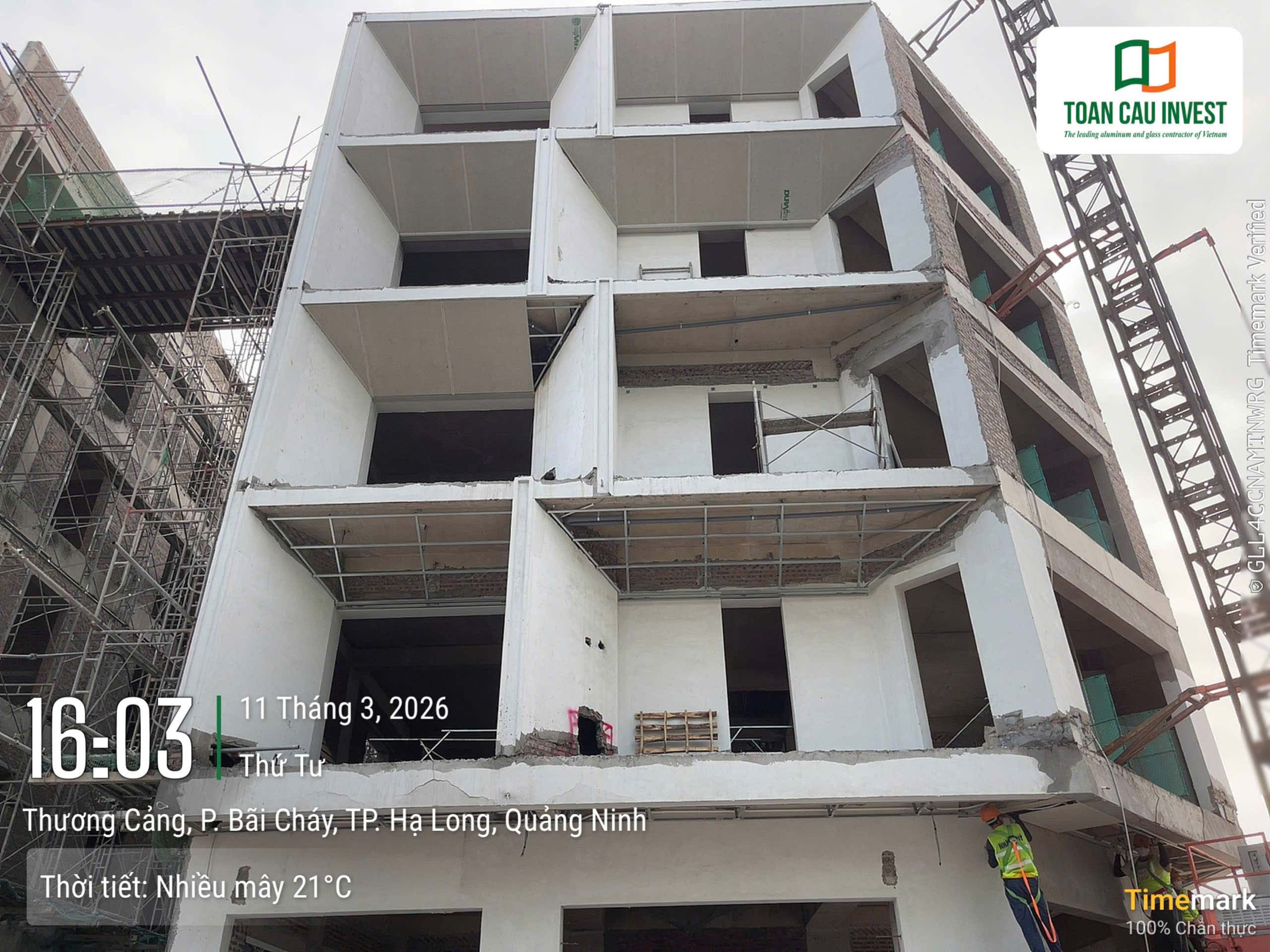Hình ảnh nhôm kính thi công tại Sora Bay - Hạ Long với các khối nhà thương mại đang trong giai đoạn dựng giàn giáo và chuẩn bị lắp đặt hệ façade nhôm kính.
