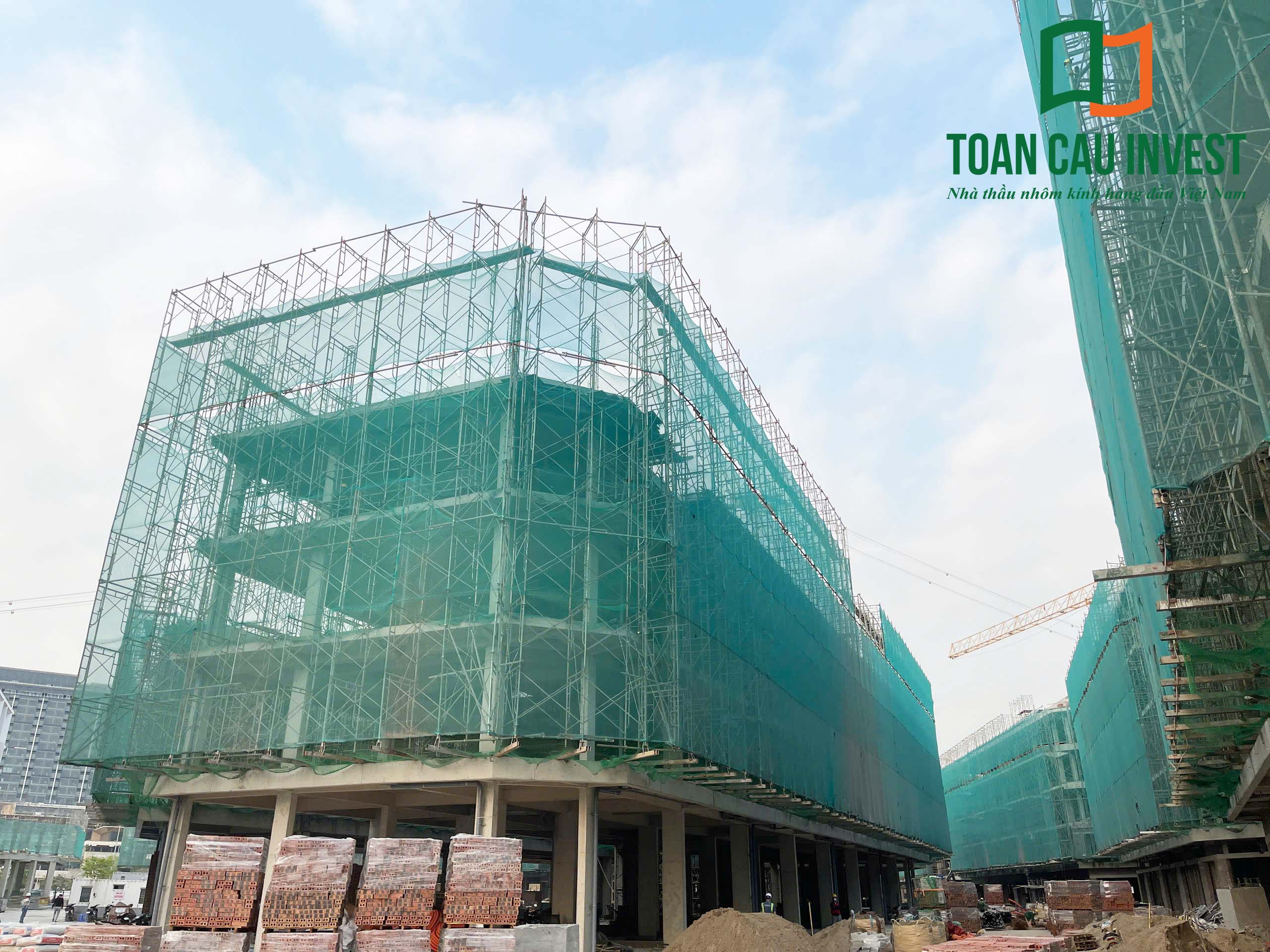 Hình ảnh nhôm kính thi công tại Sora Bay - Hạ Long với các block shophouse đang dựng hệ giàn giáo phục vụ thi công mặt dựng nhôm kính.