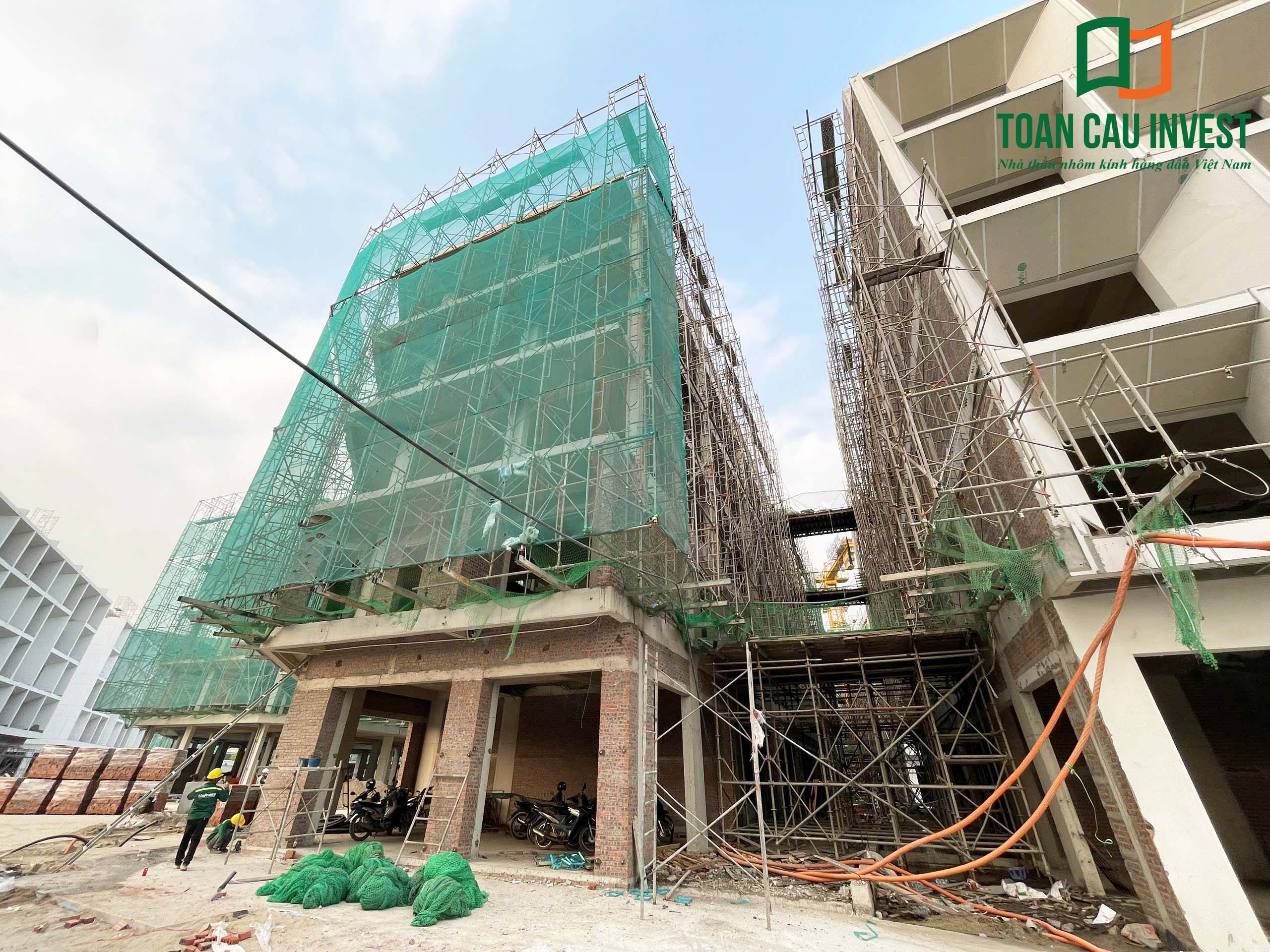 Hình ảnh nhôm kính thi công tại Sora Bay - Hạ Long cho thấy toàn cảnh các khối công trình đang thi công và chuẩn bị lắp đặt hệ cửa nhôm kính đồng bộ.