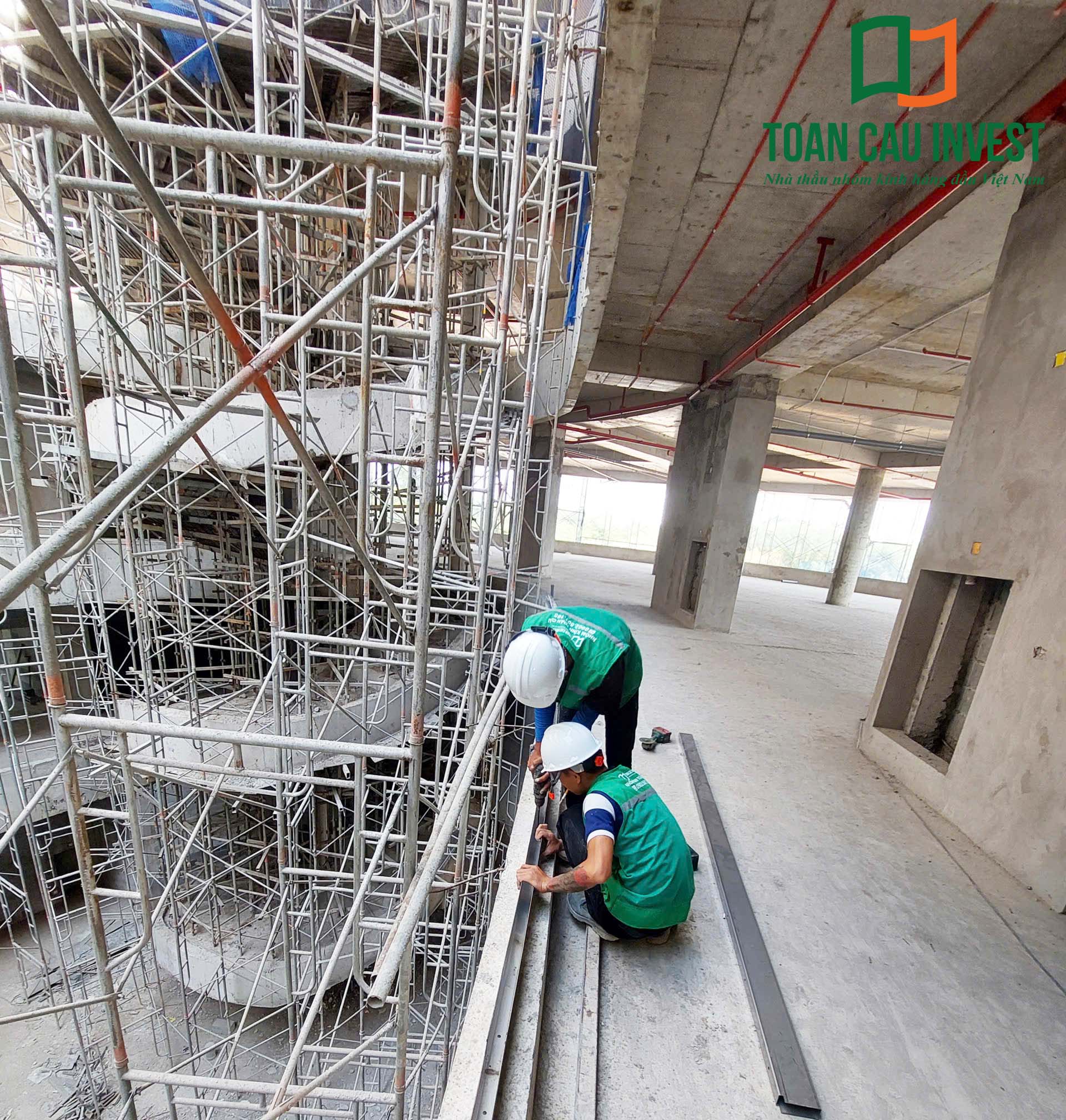 Hình ảnh nhôm kính thi công tại trung tâm đổi mới sáng tạo - đại học quốc gia Tp.HCM, đội ngũ kỹ thuật lắp đặt và cố định hệ khung nhôm cho vách kính mặt dựng.