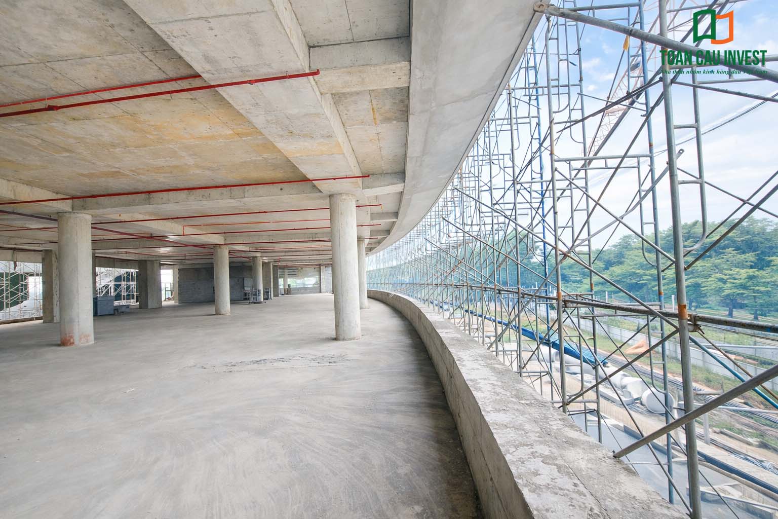 Hình ảnh nhôm kính thi công tại trung tâm đổi mới sáng tạo - đại học quốc gia Tp.HCM, kỹ sư khảo sát và đo đạc hệ kết cấu mái để phục vụ thi công hệ mái kính kiến trúc.