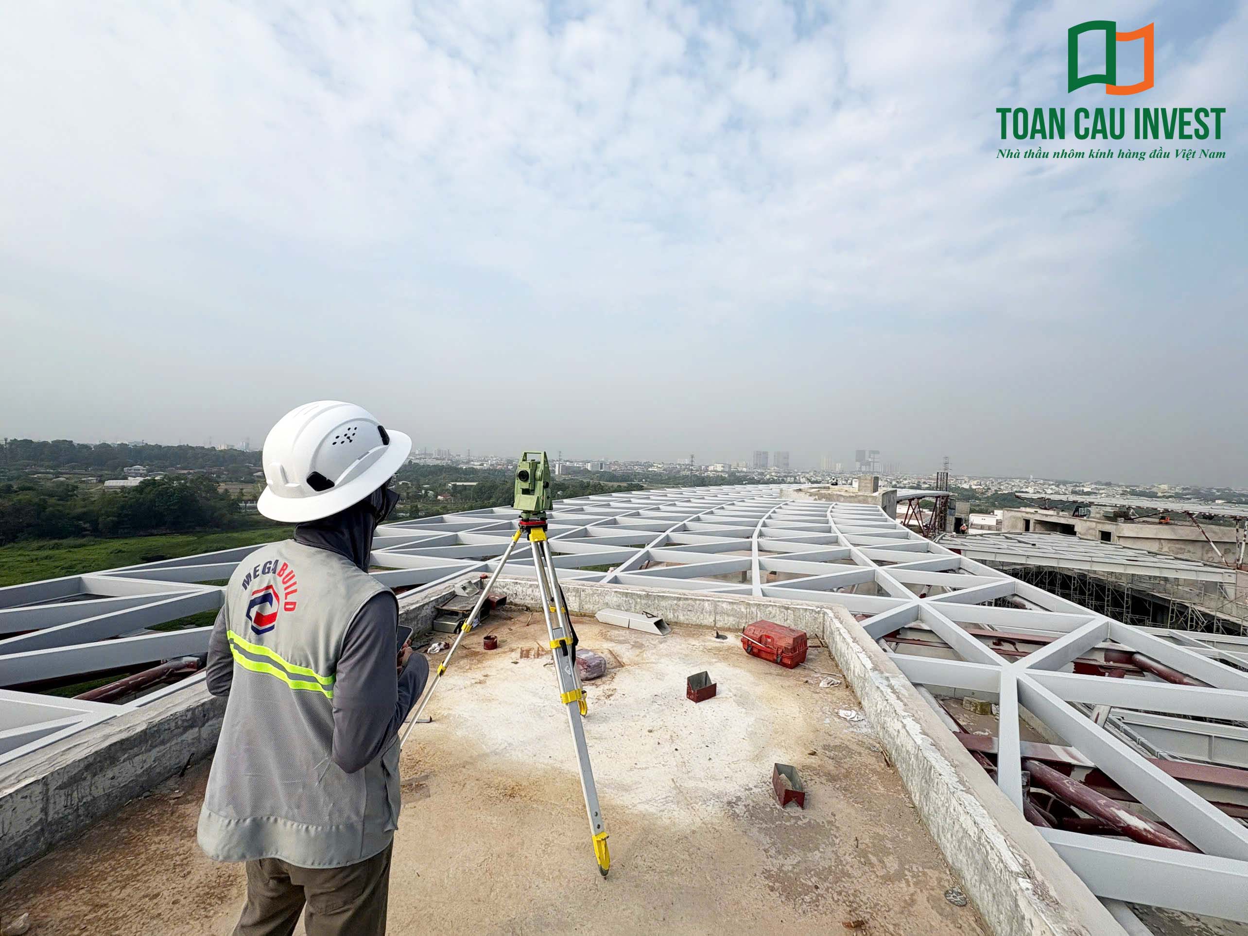 Hình ảnh nhôm kính thi công tại trung tâm đổi mới sáng tạo - đại học quốc gia Tp.HCM, phối cảnh công trình hoàn thiện với hệ mặt dựng kính và kiến trúc hiện đại.