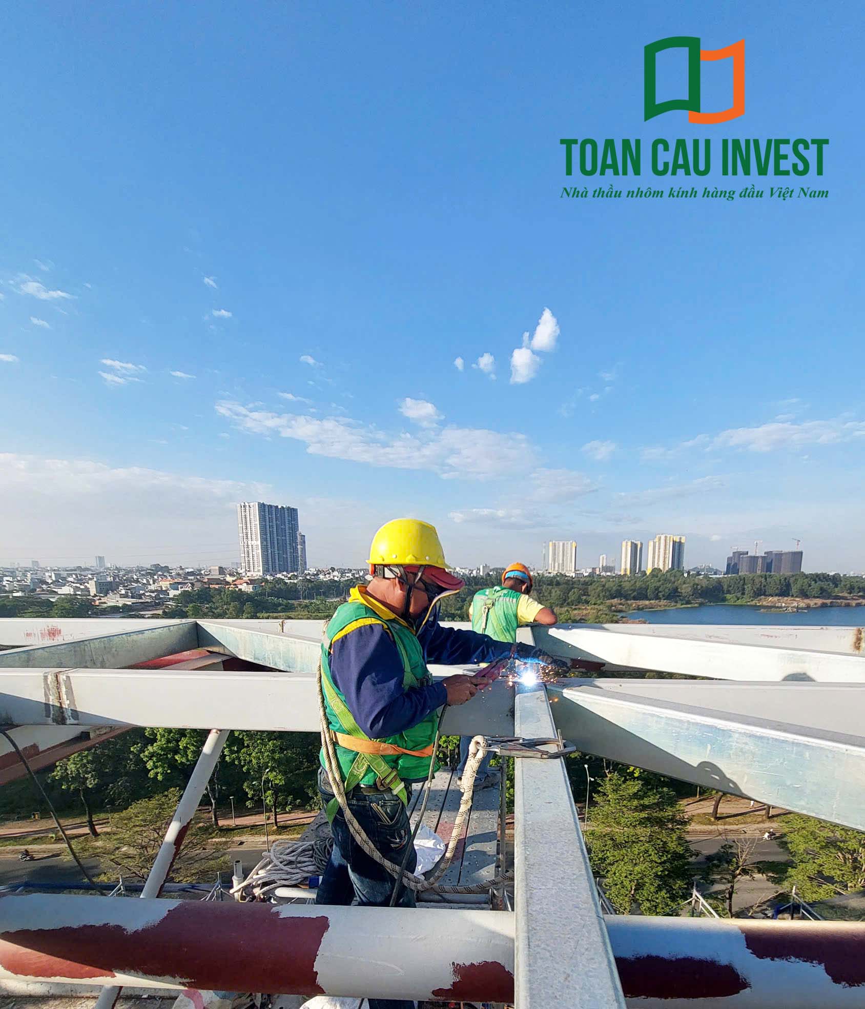 Hình ảnh nhôm kính thi công tại trung tâm đổi mới sáng tạo - đại học quốc gia Tp.HCM, công nhân lắp đặt khung nhôm tại khu vực ban công trước khi thi công hệ vách kính.