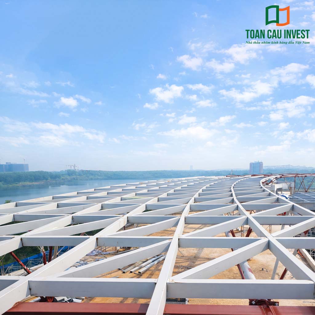 Hình ảnh nhôm kính thi công tại trung tâm đổi mới sáng tạo - đại học quốc gia Tp.HCM, kết cấu mái thép không gian chuẩn bị cho hệ mái kính kiến trúc của công trình.