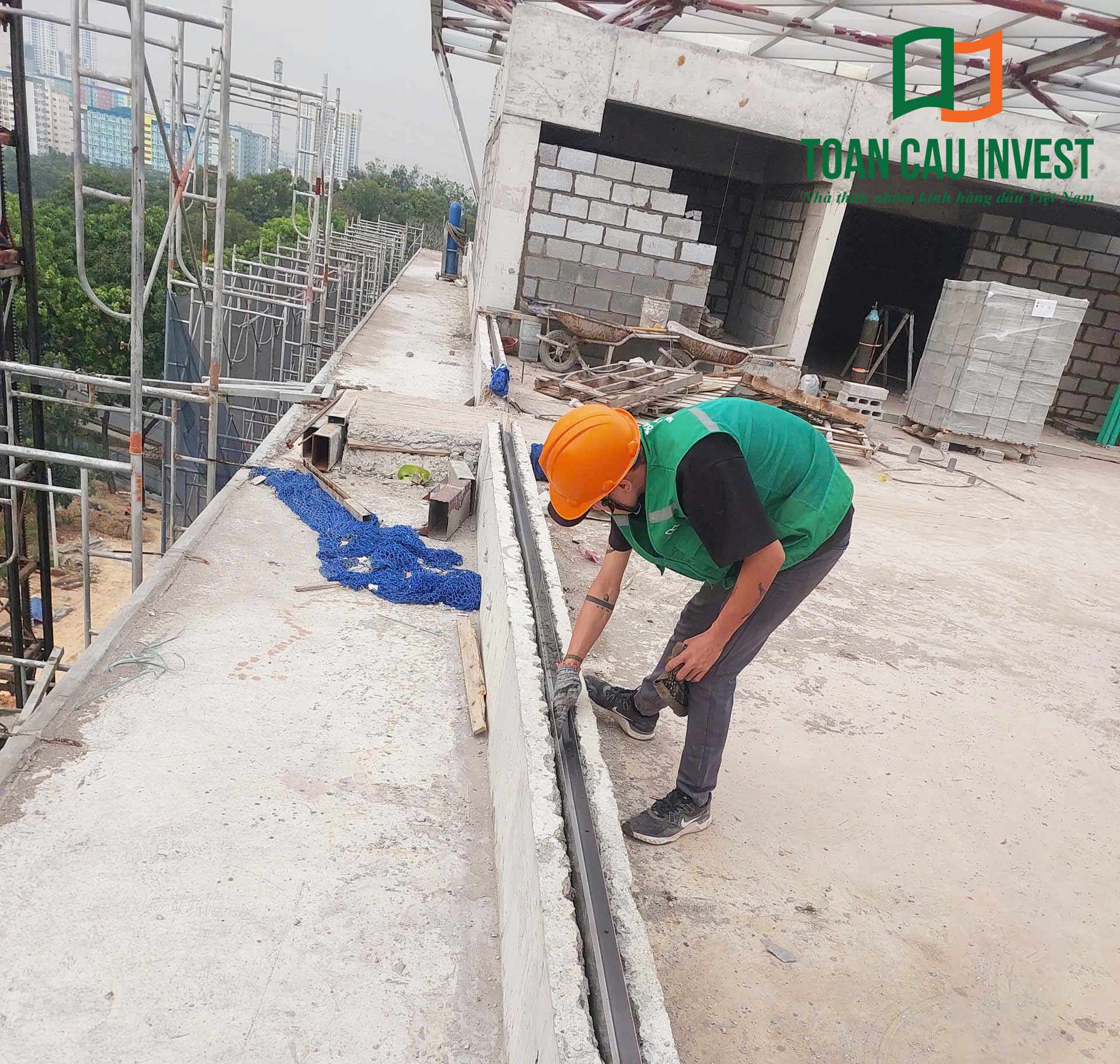 Hình ảnh nhôm kính thi công tại trung tâm đổi mới sáng tạo - đại học quốc gia Tp.HCM, công nhân đang kiểm tra và gia công thanh nhôm trong quá trình thi công hệ cửa nhôm kính.