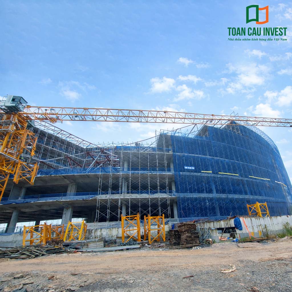 Hình ảnh nhôm kính thi công tại trung tâm đổi mới sáng tạo - đại học quốc gia Tp.HCM, tổng thể công trình đang trong giai đoạn thi công với hệ giàn giáo phục vụ lắp đặt nhôm kính.