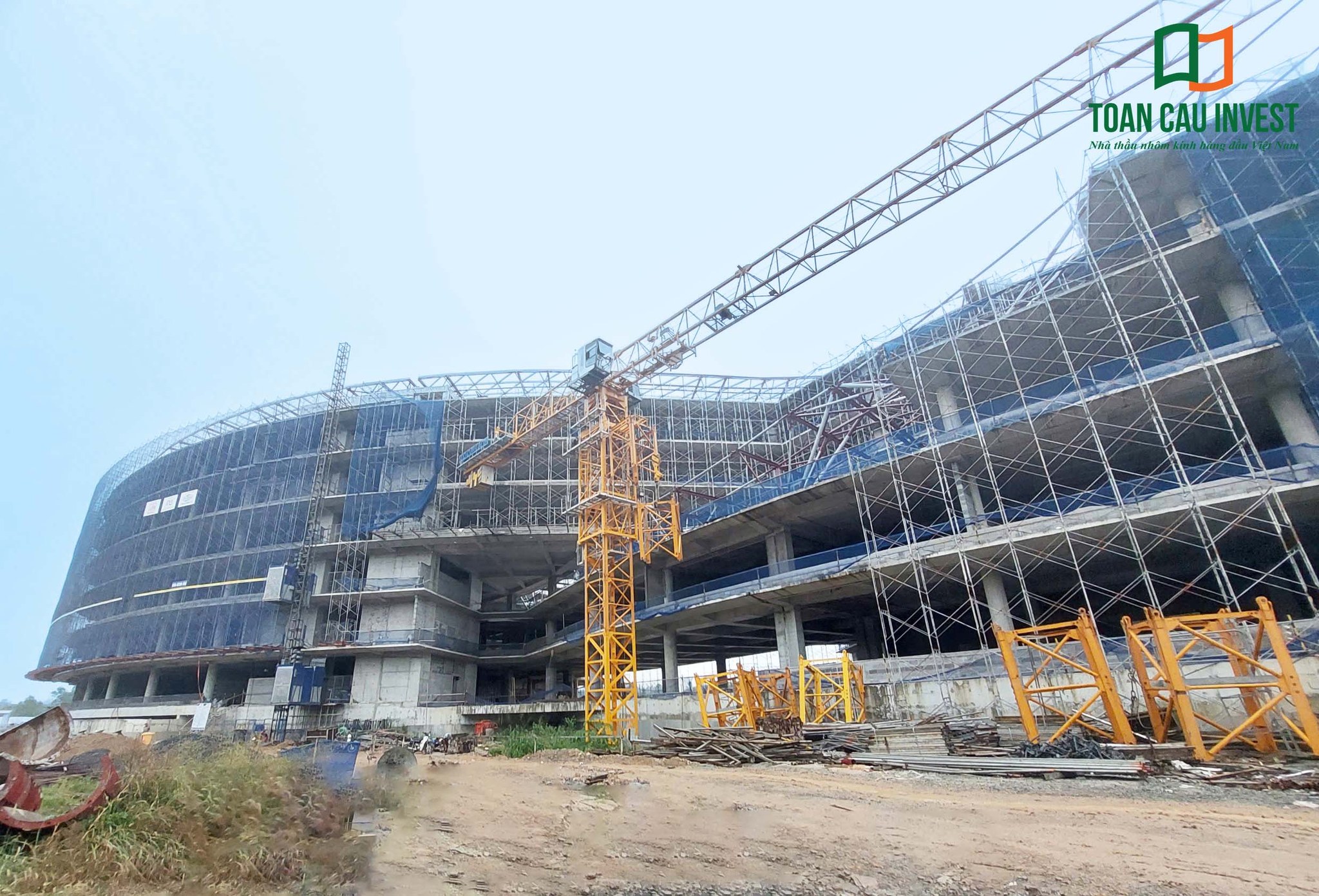 Hình ảnh nhôm kính thi công tại trung tâm đổi mới sáng tạo - đại học quốc gia Tp.HCM, góc nhìn khác của công trình với cần cẩu và hệ kết cấu chuẩn bị cho hệ facade nhôm kính.