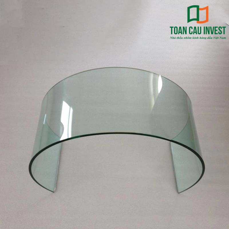 Kính cường lực uốn cong là vật liệu chính để tạo nên cửa kính vòm cong, đảm bảo độ an toàn và thẩm mỹ cao.