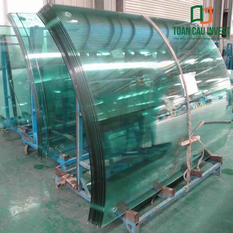 Các tấm kính được gia nhiệt và uốn cong chính xác để tạo ra cửa kính vòm cong chất lượng cao cho công trình