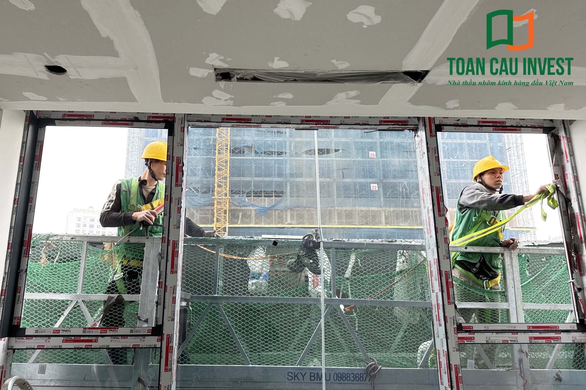 Hình ảnh nhôm kính thi công tại Kepler Land – Đội thi công lắp đặt cửa nhôm kính từ phía ngoài công trình.