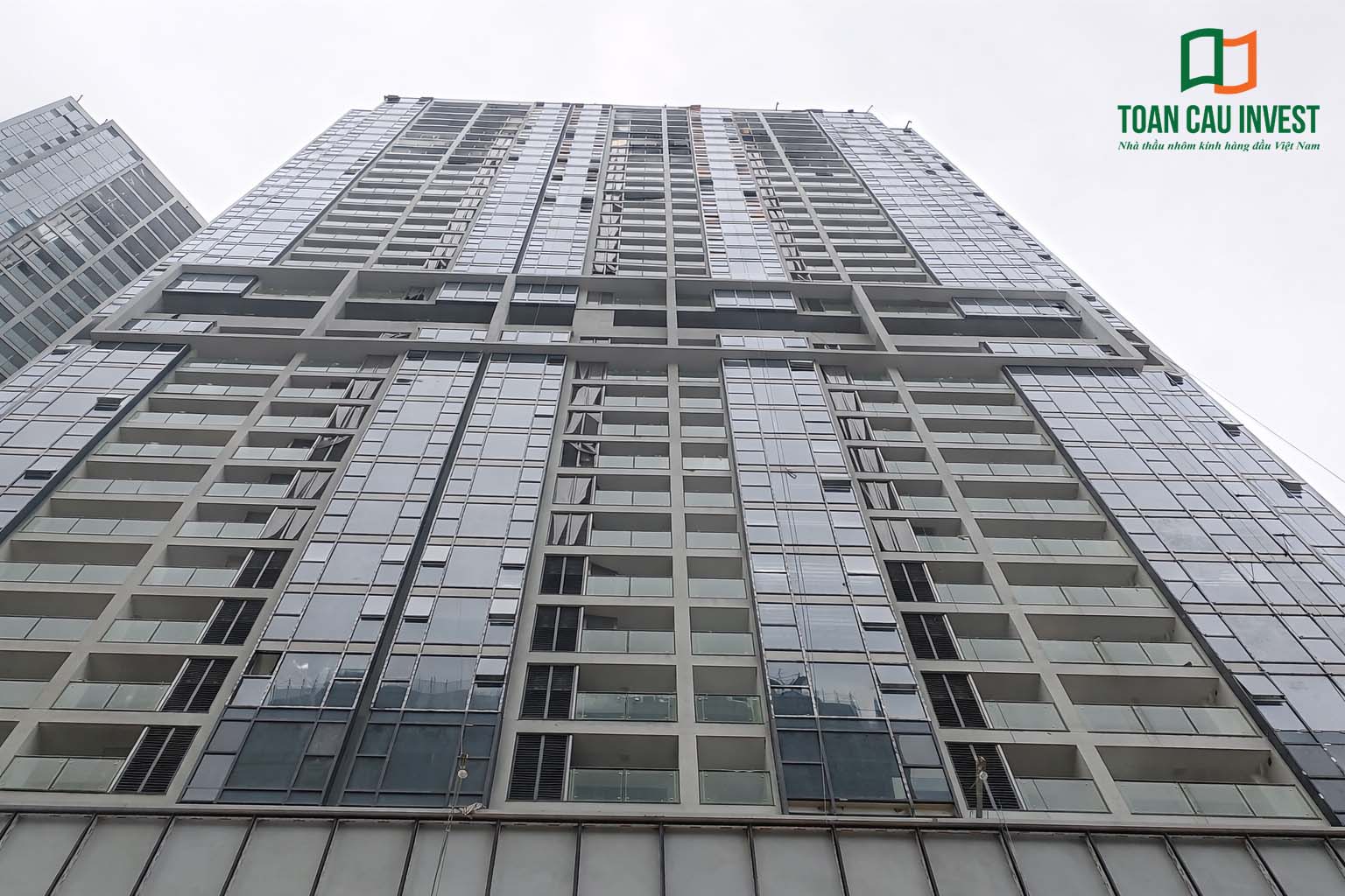 Hình ảnh nhôm kính thi công tại Kepler Land – Góc nhìn từ chân tòa nhà thể hiện hệ façade nhôm kính cao tầng.