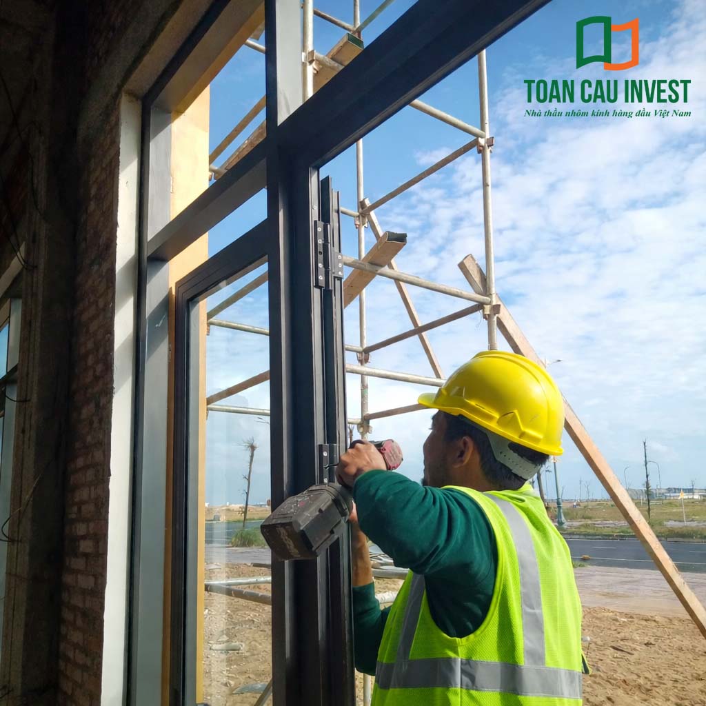 Hình ảnh nhôm kính thi công tại Lynn Times Riverside – kỹ thuật viên Toàn Cầu Invest lắp đặt hệ cửa nhôm kính mặt dựng trong quá trình hoàn thiện công trình