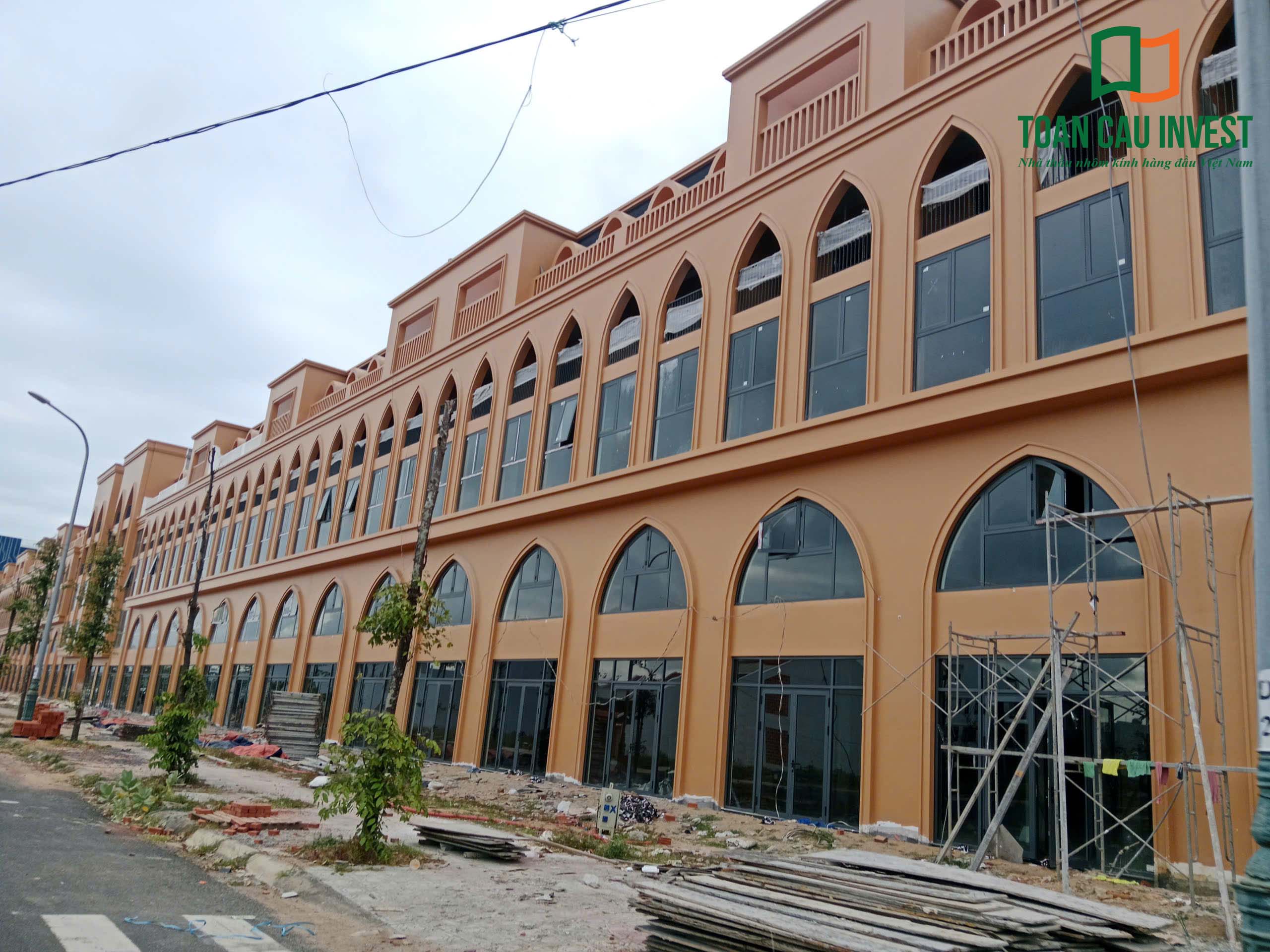 Hình ảnh nhôm kính thi công tại Lynn Times Riverside – hệ cửa nhôm kính kết hợp khung vòm tạo điểm nhấn kiến trúc cho công trình.