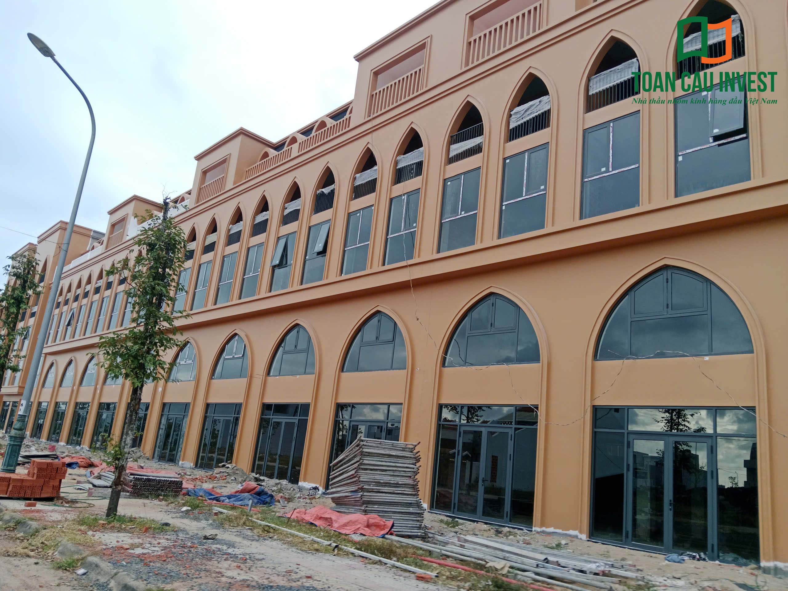 Hình ảnh nhôm kính thi công tại Lynn Times Riverside – cận cảnh hệ cửa nhôm kính khổ lớn đang trong giai đoạn lắp đặt và hoàn thiện.