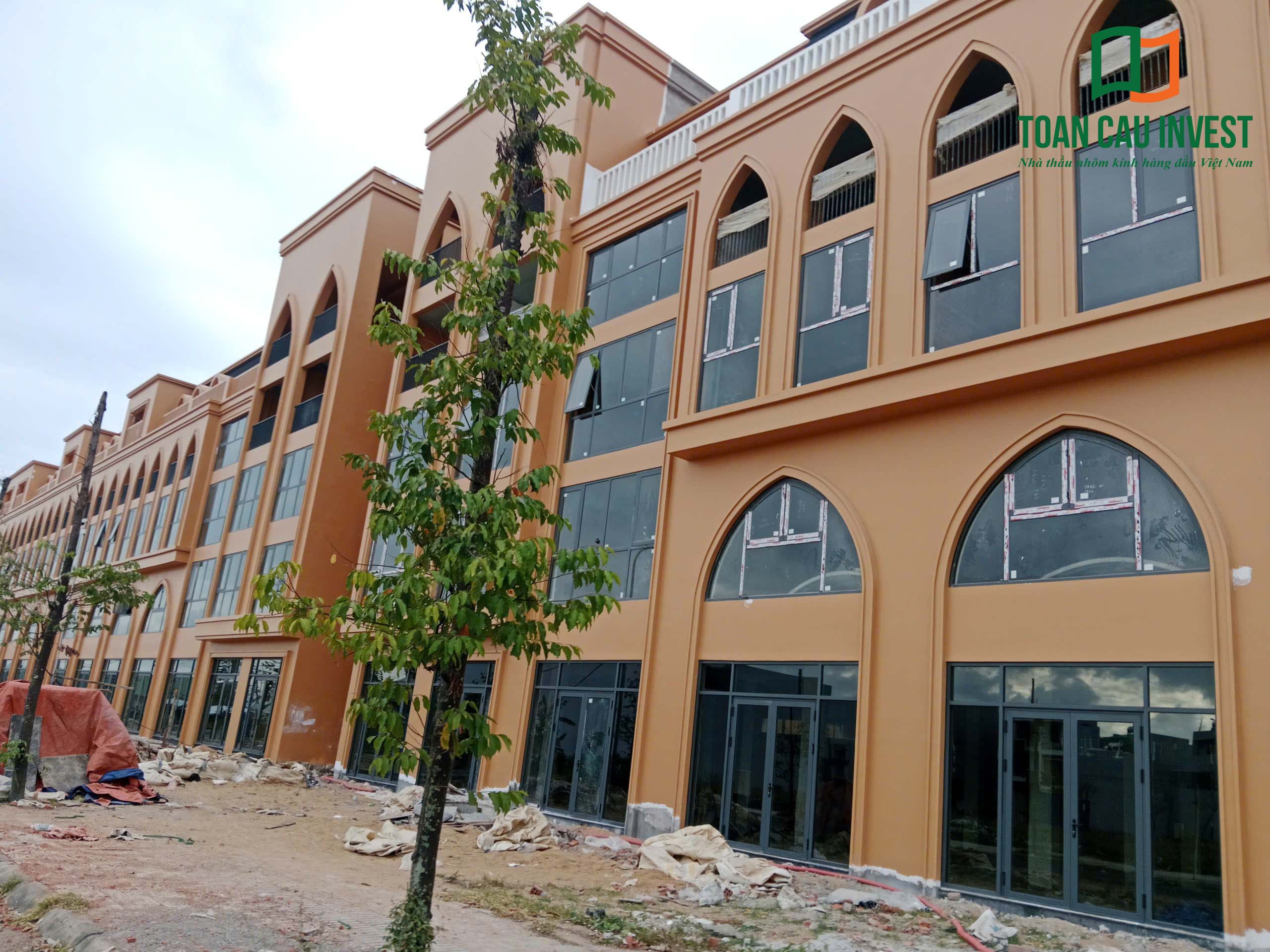 Hình ảnh nhôm kính thi công tại Lynn Times Riverside – hệ khung nhôm kính được lắp đặt đồng bộ trên toàn bộ tầng thương mại.