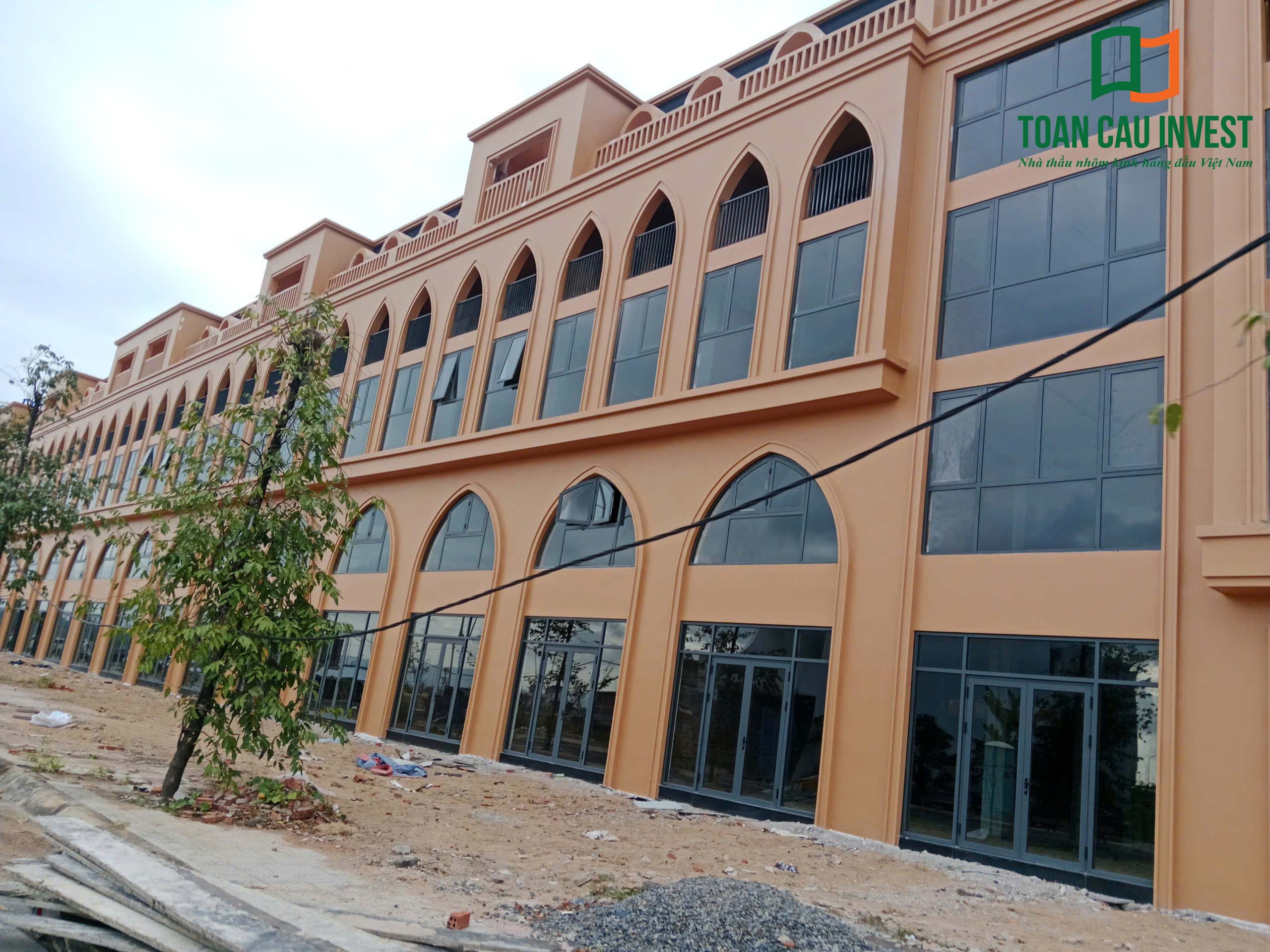Hình ảnh nhôm kính thi công tại Lynn Times Riverside – mặt dựng nhôm kính phản chiếu ánh sáng tạo vẻ hiện đại cho công trình.