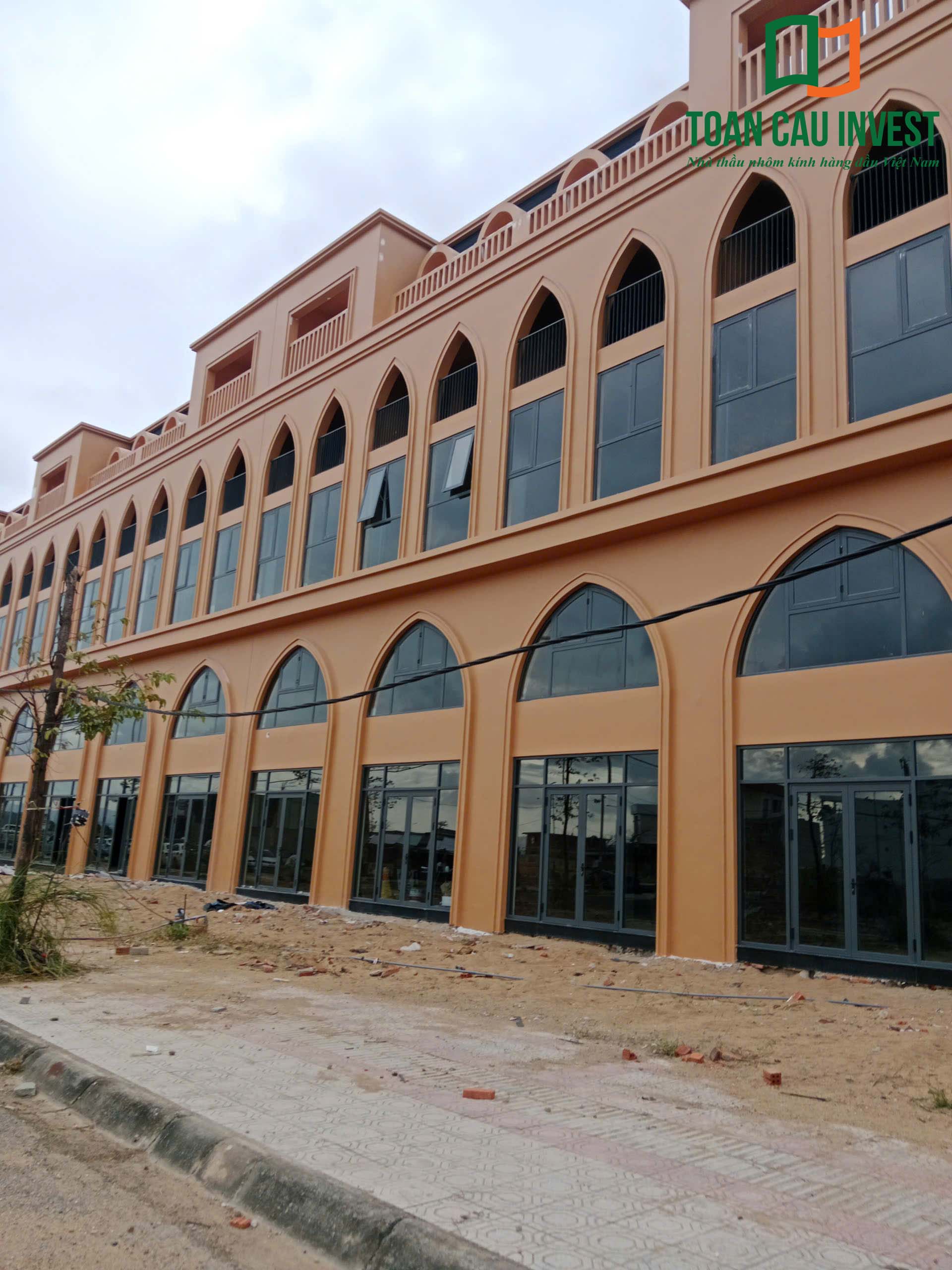 Hình ảnh nhôm kính thi công tại Lynn Times Riverside – hệ cửa nhôm kính kết hợp khung vòm kiến trúc đặc trưng của dự án.